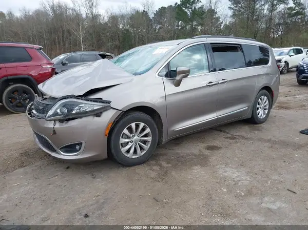 2C4RC1BG6HR564428 2017 CHRYSLER PACIFICA - Image 2