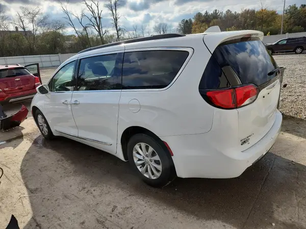 2C4RC1BG6HR675948 2017 CHRYSLER PACIFICA - Image 2