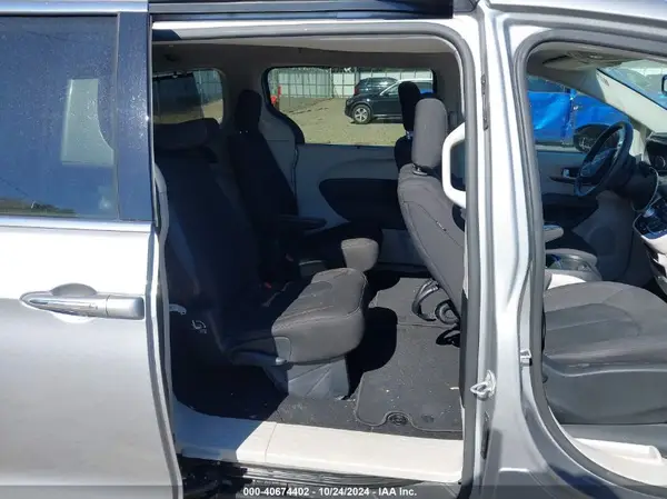 2C4RC1BG6HR768579 2017 CHRYSLER PACIFICA - Image 8