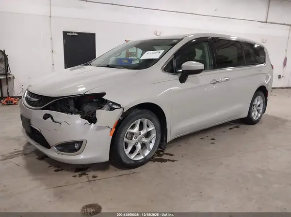 2C4RC1BG6HR780053 2017 CHRYSLER PACIFICA - Image 2