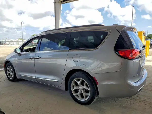 2C4RC1BG6HR784815 2017 CHRYSLER PACIFICA - Image 2