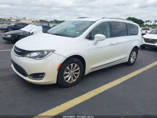 2C4RC1BG6JR186004 2018 CHRYSLER PACIFICA - Image 2