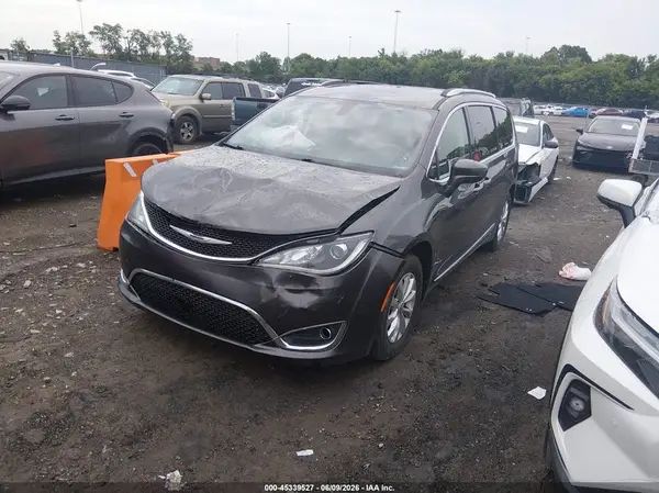 2C4RC1BG6JR204033 2018 CHRYSLER PACIFICA - Image 2