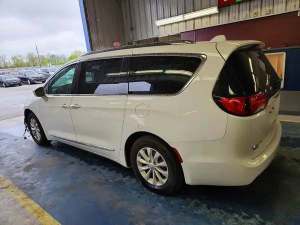 2C4RC1BG6JR210964 2018 CHRYSLER PACIFICA - Image 2