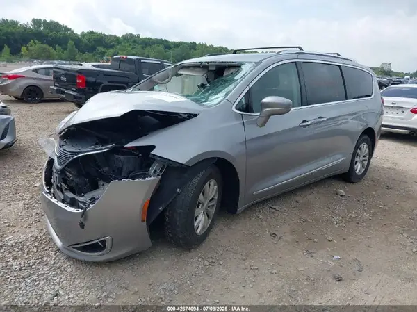 2C4RC1BG6JR217557 2018 CHRYSLER PACIFICA - Image 2