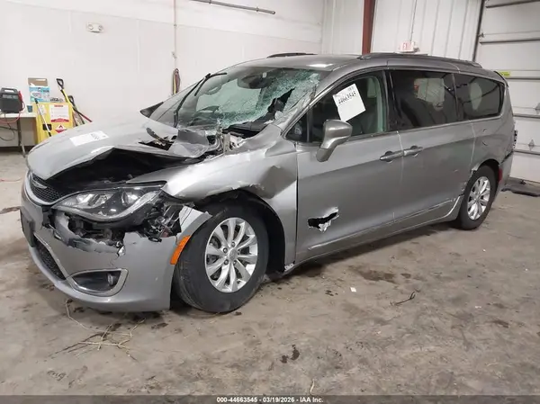 2C4RC1BG6JR246220 2018 CHRYSLER PACIFICA - Image 2