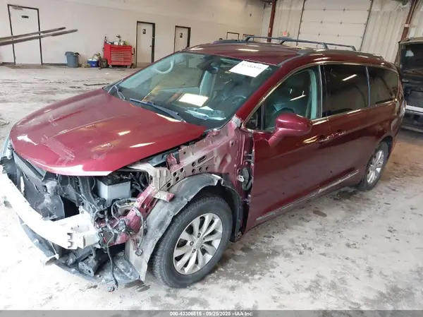 2C4RC1BG6JR258769 2018 CHRYSLER PACIFICA - Image 2