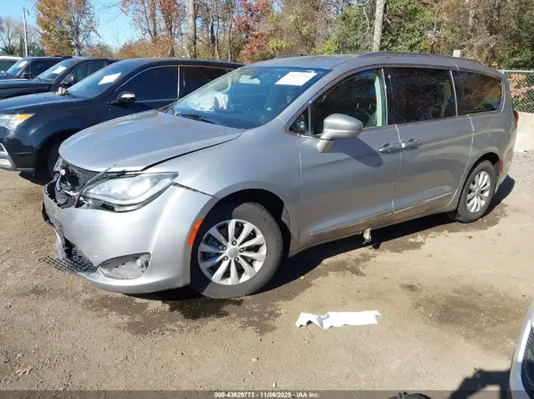 2C4RC1BG6JR331185 2018 CHRYSLER PACIFICA - Image 2