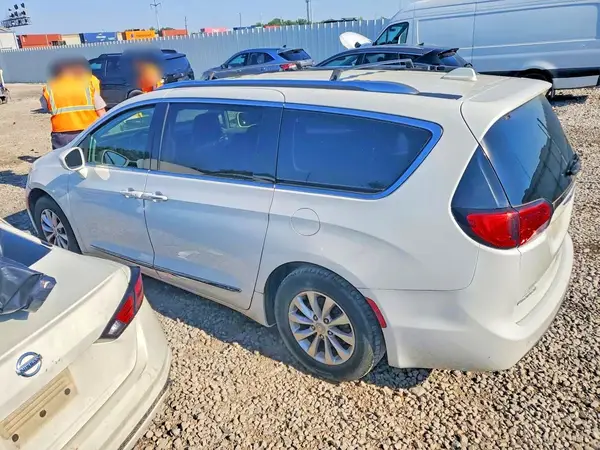 2C4RC1BG6JR332899 2018 CHRYSLER PACIFICA - Image 2
