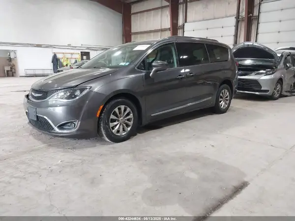 2C4RC1BG6JR352778 2018 CHRYSLER PACIFICA - Image 2