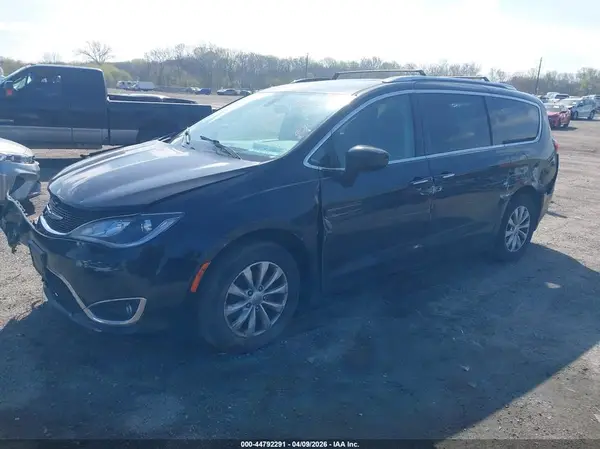 2C4RC1BG6JR357317 2018 CHRYSLER PACIFICA - Image 2