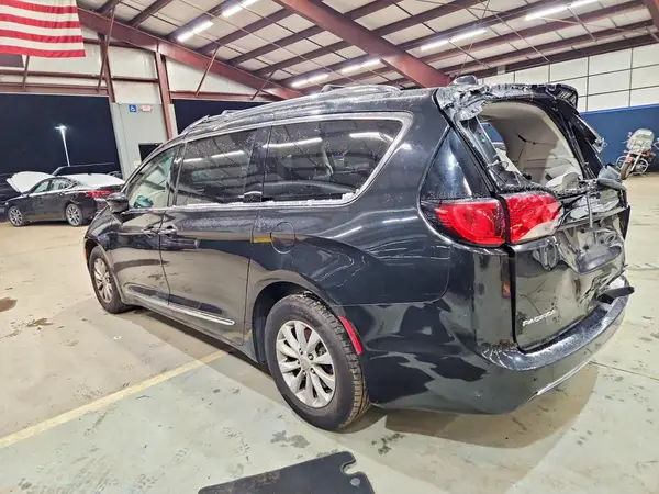 2C4RC1BG6JR365076 2018 CHRYSLER PACIFICA - Image 2