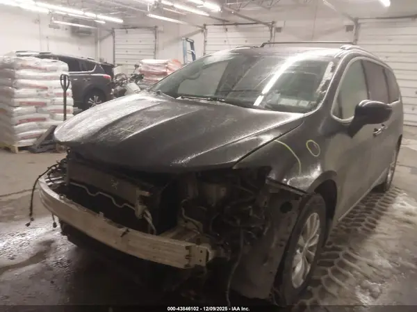 2C4RC1BG6KR628085 2019 CHRYSLER PACIFICA - Image 2