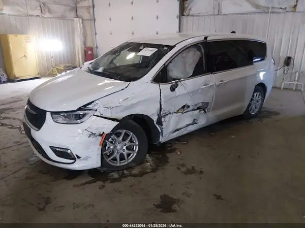 2C4RC1BG6TR181825 2026 CHRYSLER PACIFICA - Image 2