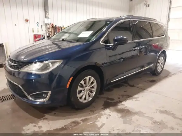 2C4RC1BG7HR524438 2017 CHRYSLER PACIFICA - Image 2