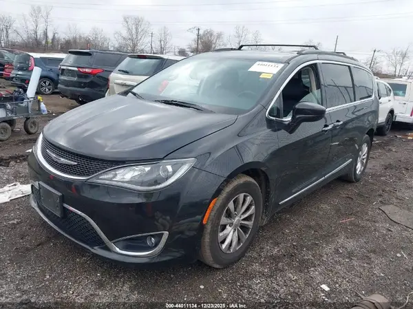 2C4RC1BG7HR675750 2017 CHRYSLER PACIFICA - Image 2
