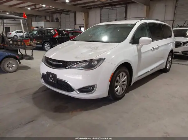 2C4RC1BG7HR733744 2017 CHRYSLER PACIFICA - Image 2