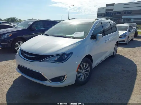 2C4RC1BG7JR142545 2018 CHRYSLER PACIFICA - Image 2