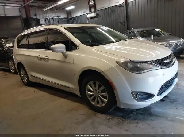 2C4RC1BG7JR152329 2018 CHRYSLER PACIFICA - Image 1