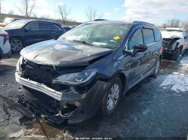 2C4RC1BG7JR294647 2018 CHRYSLER PACIFICA - Image 2