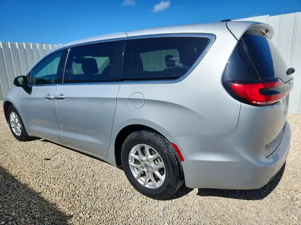 2C4RC1BG7PR582077 2023 CHRYSLER PACIFICA - Image 2