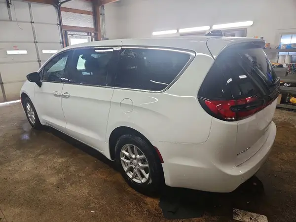 2C4RC1BG7VR556169 2027 CHRYSLER PACIFICA - Image 2