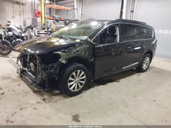 2C4RC1BG8HR501315 2017 CHRYSLER PACIFICA - Image 2