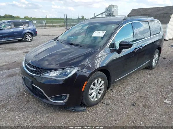 2C4RC1BG8HR525825 2017 CHRYSLER PACIFICA - Image 2