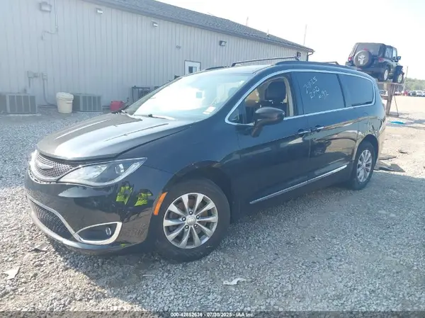 2C4RC1BG8HR526683 2017 CHRYSLER PACIFICA - Image 2
