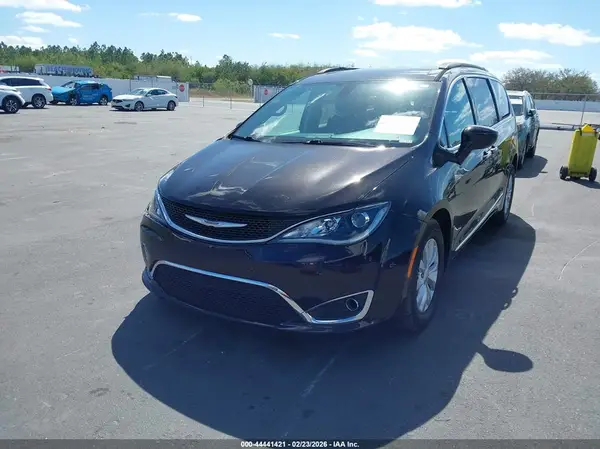 2C4RC1BG8HR527090 2017 CHRYSLER PACIFICA - Image 2