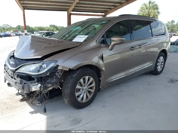 2C4RC1BG8HR552975 2017 CHRYSLER PACIFICA - Image 2