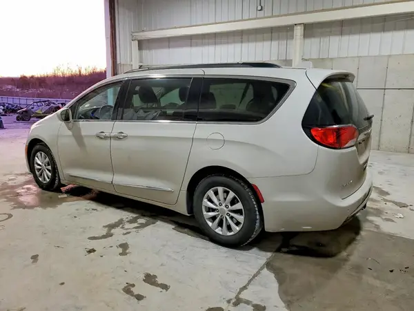 2C4RC1BG8HR553575 2017 CHRYSLER PACIFICA - Image 2