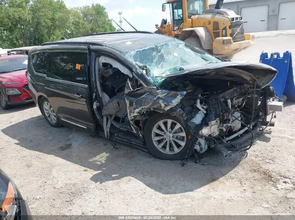 2C4RC1BG8HR569713 2017 CHRYSLER PACIFICA - Image 1