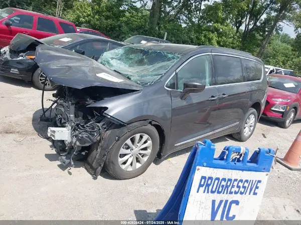 2C4RC1BG8HR569713 2017 CHRYSLER PACIFICA - Image 2