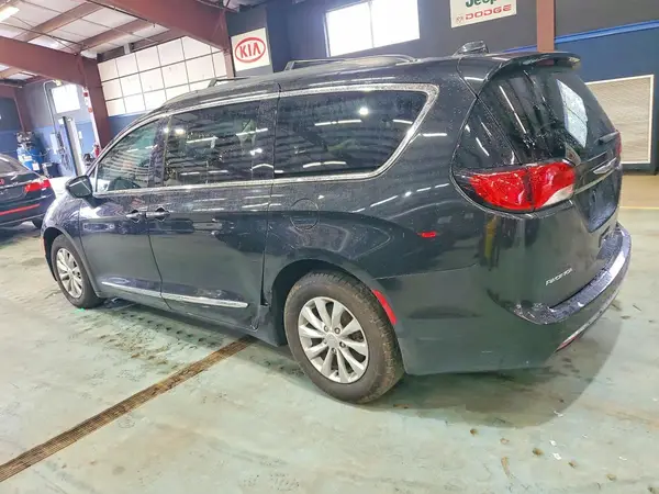 2C4RC1BG8HR583692 2017 CHRYSLER PACIFICA - Image 2