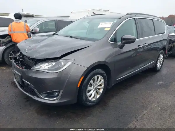 2C4RC1BG8HR587435 2017 CHRYSLER PACIFICA - Image 2