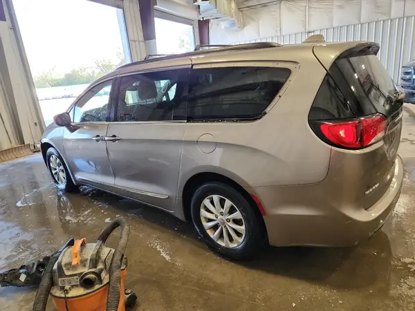 2C4RC1BG8HR591212 2017 CHRYSLER PACIFICA - Image 2