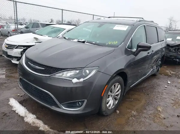 2C4RC1BG8HR593980 2017 CHRYSLER PACIFICA - Image 2