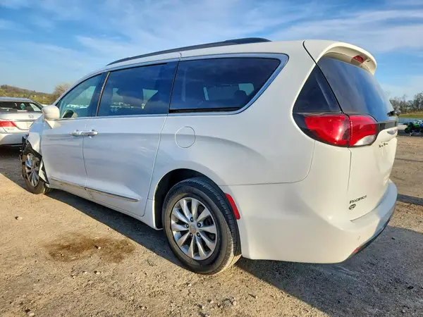 2C4RC1BG8HR613113 2017 CHRYSLER PACIFICA - Image 2