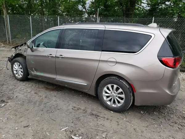 2C4RC1BG8HR653949 2017 CHRYSLER PACIFICA - Image 2