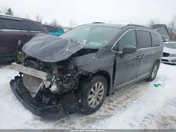 2C4RC1BG8HR705077 2017 CHRYSLER PACIFICA - Image 2
