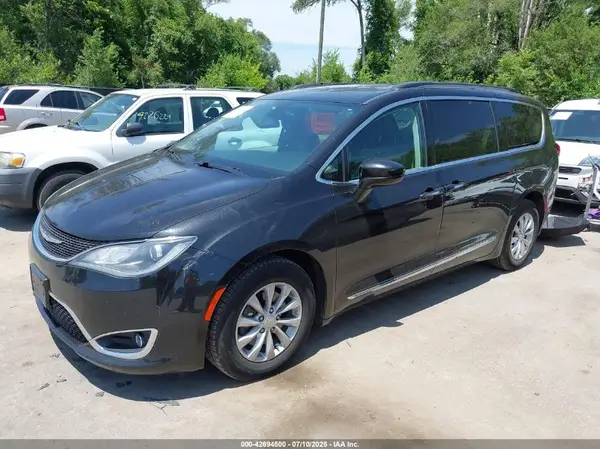 2C4RC1BG8HR711686 2017 CHRYSLER PACIFICA - Image 2