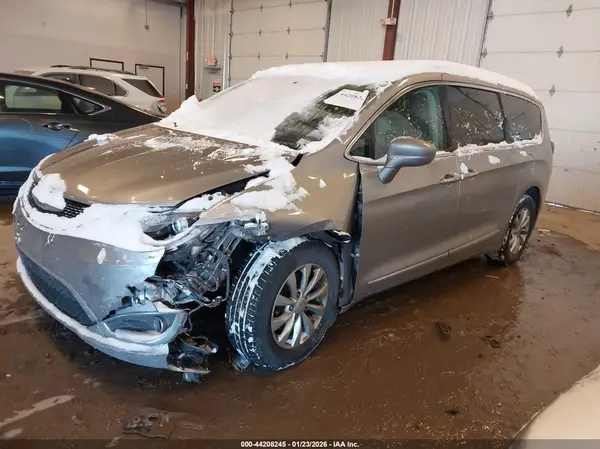 2C4RC1BG8HR745384 2017 CHRYSLER PACIFICA - Image 2