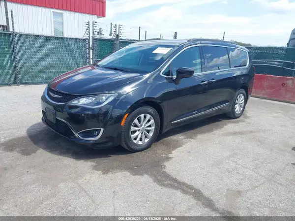 2C4RC1BG8HR747765 2017 CHRYSLER PACIFICA - Image 2