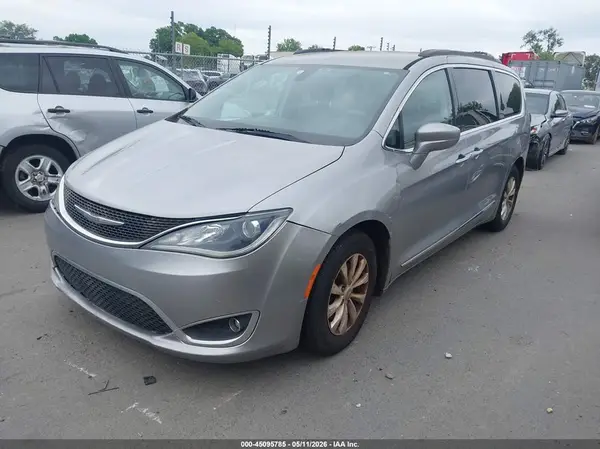 2C4RC1BG8HR747782 2017 CHRYSLER PACIFICA - Image 2