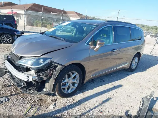2C4RC1BG8HR788803 2017 CHRYSLER PACIFICA - Image 2