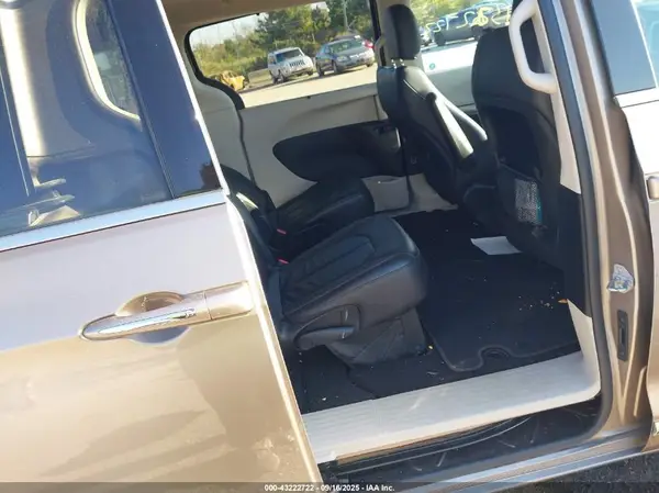2C4RC1BG8HR788803 2017 CHRYSLER PACIFICA - Image 8