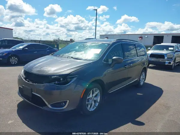 2C4RC1BG8HR794987 2017 CHRYSLER PACIFICA - Image 2