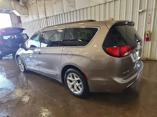 2C4RC1BG8HR810086 2017 CHRYSLER PACIFICA - Image 2