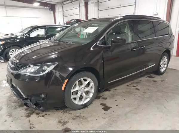 2C4RC1BG8HR810122 2017 CHRYSLER PACIFICA - Image 2